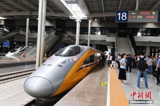 6月2日,，隨著一列動(dòng)車檢測(cè)車從寶雞南站駛出，一路向西開(kāi)往蘭州西站,，標(biāo)志著中國(guó)首條貫通絲綢之路經(jīng)濟(jì)帶的高鐵——寶(寶雞)蘭(蘭州)高鐵進(jìn)入全線拉通試驗(yàn)階段,，為寶蘭高鐵開(kāi)通運(yùn)營(yíng)奠定了基礎(chǔ),。楊艷敏 攝