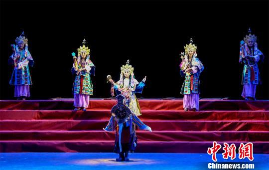 仙女們“獻(xiàn)上純凈的樂(lè)舞” 張暢 攝 仙女們“獻(xiàn)上純凈的樂(lè)舞” 張暢 攝