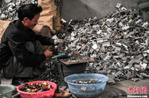 資料圖：2013年4月8日，廣東汕頭貴嶼鎮(zhèn)上一名工人正在分揀電子元件,。中新社發(fā) 洪堅(jiān)鵬 攝