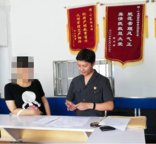 執(zhí)行干警抓“老懶” 蹲在門(mén)口一夜將其抓獲
