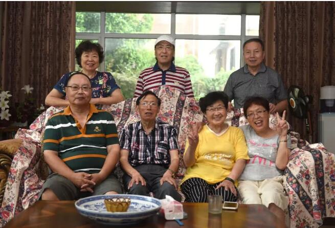 一幢別墅里的老年生存實(shí)驗(yàn)：入住前簽署協(xié)議書 照排班表買菜