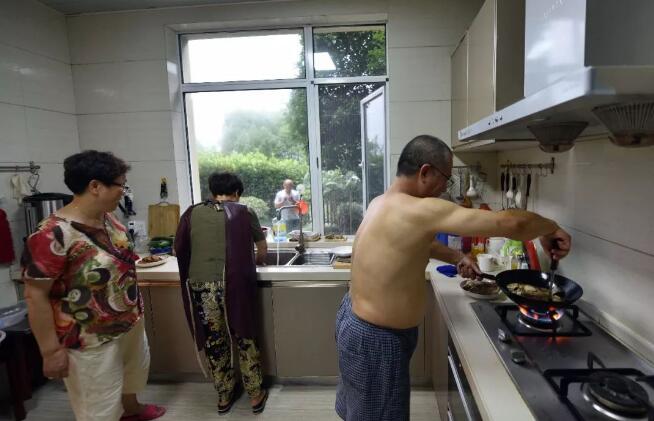 一幢別墅里的老年生存實(shí)驗(yàn)：入住前簽署協(xié)議書 照排班表買菜