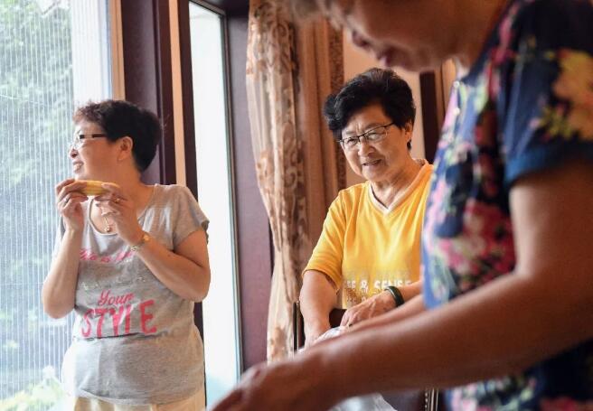 一幢別墅里的老年生存實(shí)驗(yàn)：入住前簽署協(xié)議書 照排班表買菜