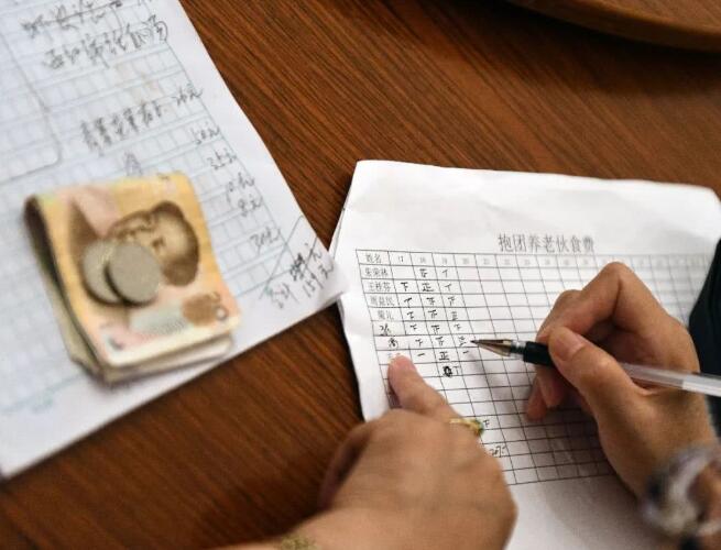 一幢別墅里的老年生存實(shí)驗(yàn)：入住前簽署協(xié)議書 照排班表買菜
