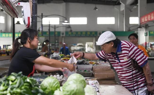 一幢別墅里的老年生存實(shí)驗(yàn)：入住前簽署協(xié)議書 照排班表買菜