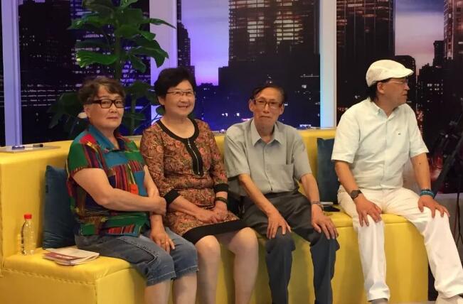 一幢別墅里的老年生存實(shí)驗(yàn)：入住前簽署協(xié)議書 照排班表買菜