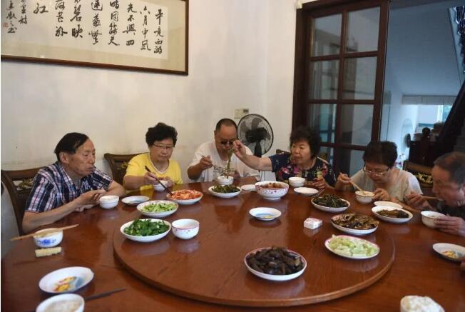 一幢別墅里的老年生存實(shí)驗(yàn)：入住前簽署協(xié)議書 照排班表買菜