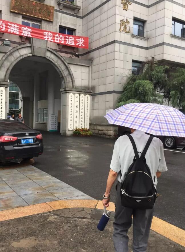 一幢別墅里的老年生存實(shí)驗(yàn)：入住前簽署協(xié)議書 照排班表買菜
