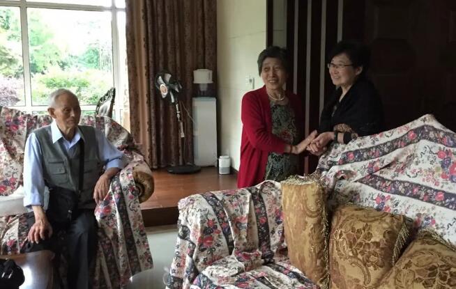 一幢別墅里的老年生存實(shí)驗(yàn)：入住前簽署協(xié)議書 照排班表買菜