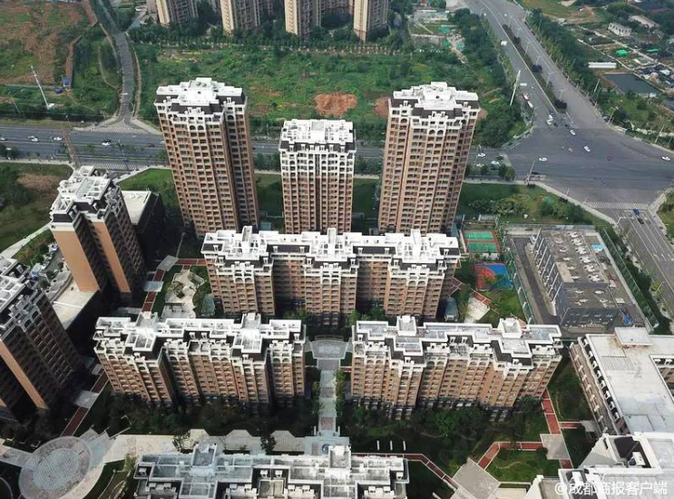 樓頂現(xiàn)違建 開發(fā)商、業(yè)主:不是我修的