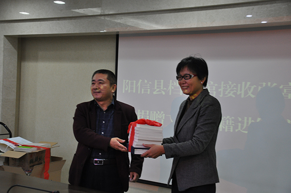 《作家報(bào)》總編張富英向家鄉(xiāng)山東陽(yáng)信捐贈(zèng)文學(xué)書(shū)籍