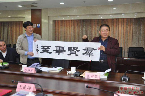 《作家報(bào)》總編張富英向家鄉(xiāng)山東陽(yáng)信捐贈(zèng)文學(xué)書(shū)籍