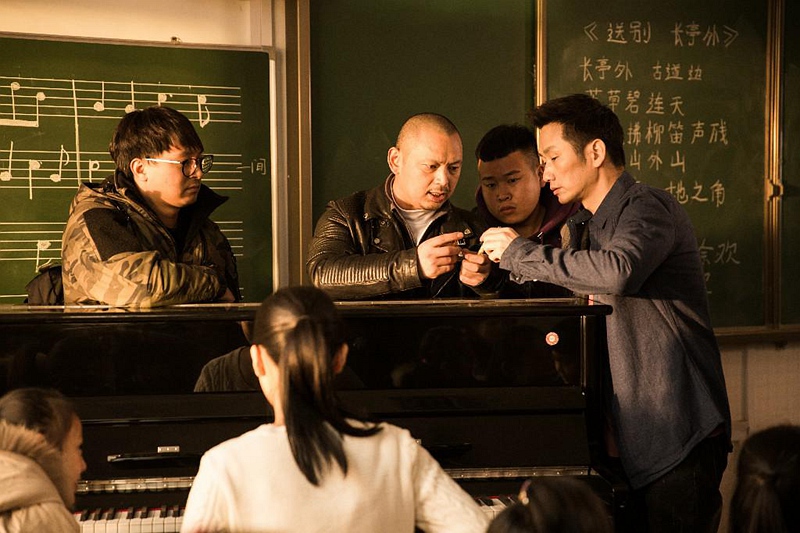  《站??！小偷》述復(fù)古情懷   鄭云抒寫溫暖救贖