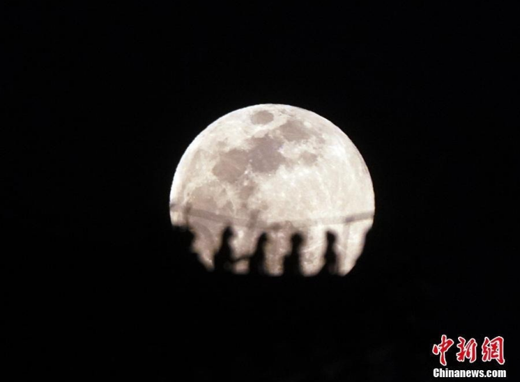 快來看,！元宵夜喜提今年最大最圓月