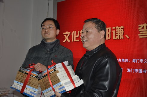 公益捐贈(zèng) 江海情深——文化學(xué)者郭謙,、李志丹捐贈(zèng)活動(dòng)在海門(mén)市隆重舉行
