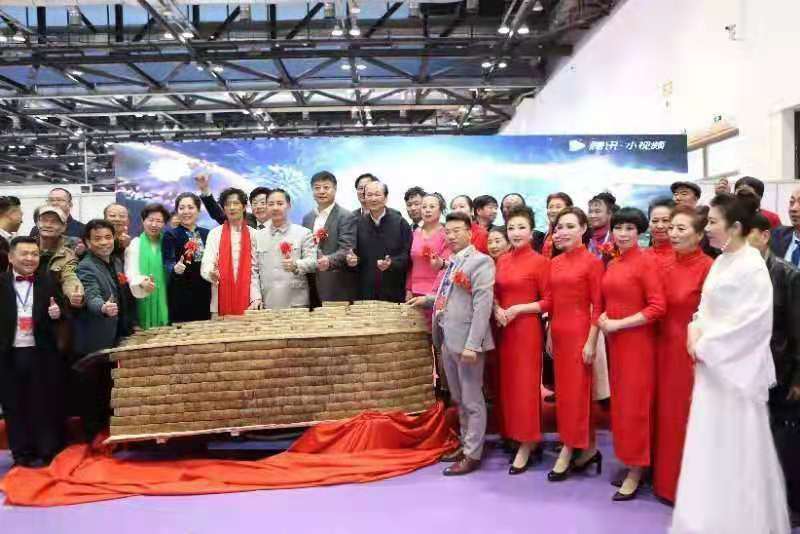 《大型民族發(fā)雕“長城”》全球公益行 暨發(fā)藝師挑戰(zhàn)世界紀錄千人秀 向新中國七十華誕獻禮