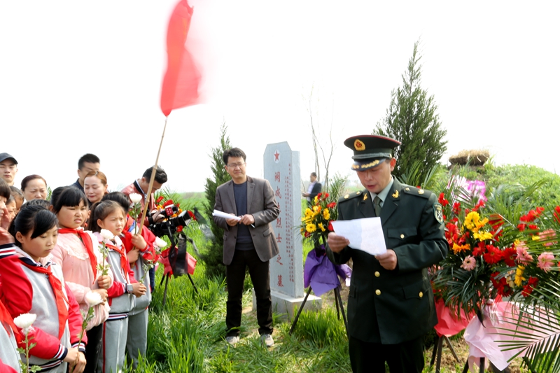 　不忘英雄本色 牢記革命傳統(tǒng)——懷遠縣退役軍人事務局和榴城鎮(zhèn)舉辦抗日英烈揭碑祭奠活動