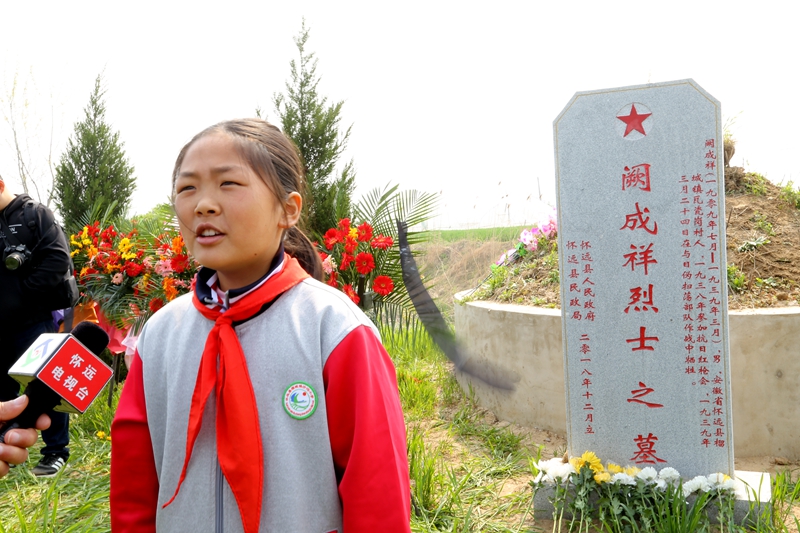 　不忘英雄本色 牢記革命傳統(tǒng)——懷遠縣退役軍人事務局和榴城鎮(zhèn)舉辦抗日英烈揭碑祭奠活動
