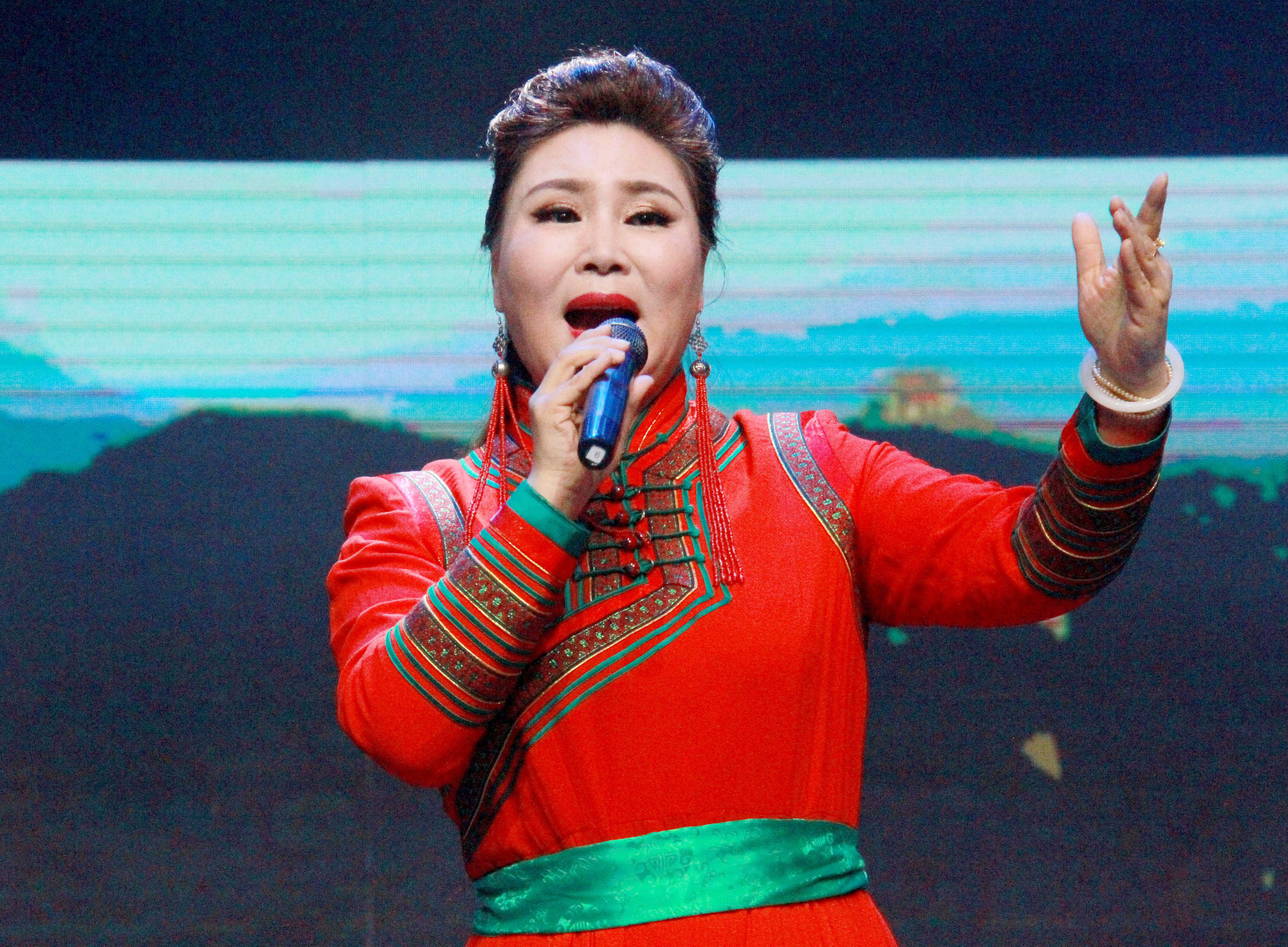 “明星大舞臺(tái),，歌唱新時(shí)代，踐行中國(guó)夢(mèng)”群星匯演亮相中央電視臺(tái)星光影視園