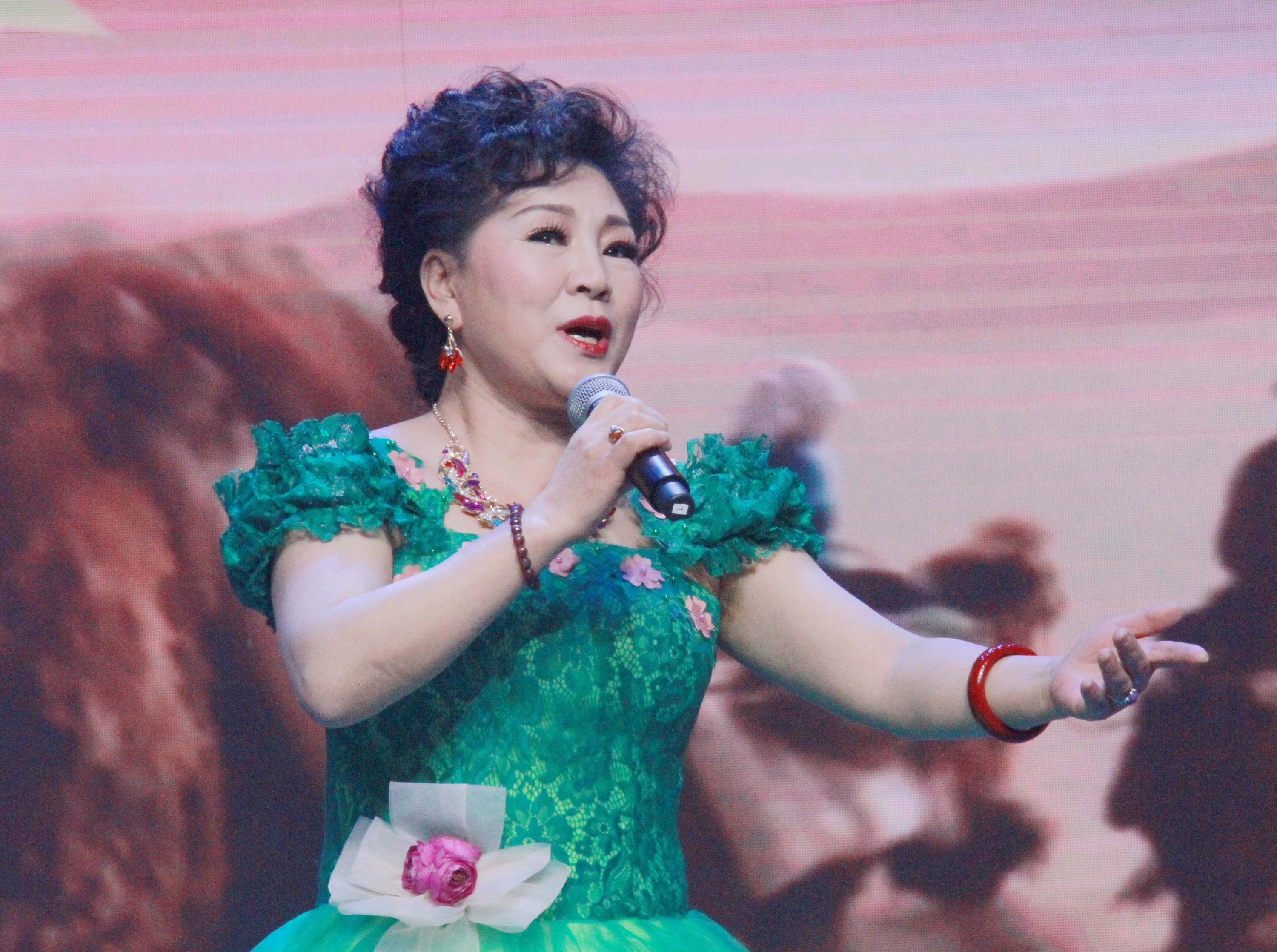 “明星大舞臺(tái)，歌唱新時(shí)代,，踐行中國(guó)夢(mèng)”群星匯演亮相中央電視臺(tái)星光影視園