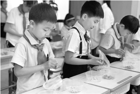 “剝毛豆”真能預(yù)防近視 還能讓孩子的字寫得更好嗎