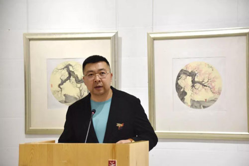 01煙臺(tái)美術(shù)博物館館長(zhǎng)張碩主持開幕式.jpg