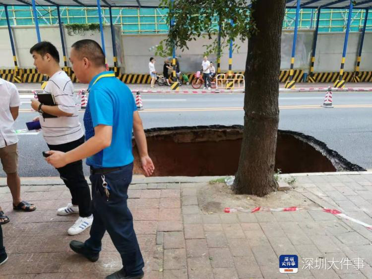 路口路面塌陷，深圳一公交車陷入深坑,，事發(fā)時有一車乘客 