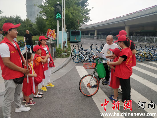 鄭州公交“夫妻車長(zhǎng)”開展“親子志愿行”