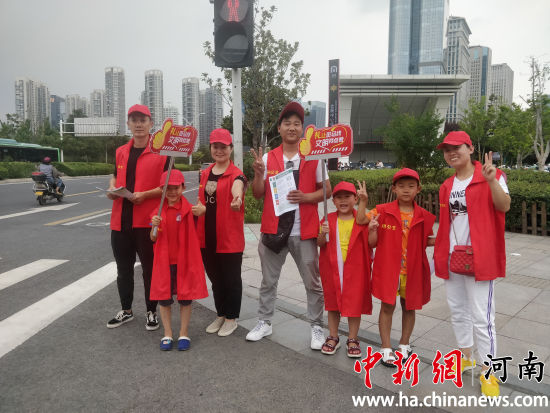 開展志愿服務(wù)的志愿臉上露出笑容,。連柏梁 攝 開展志愿服務(wù)的志愿臉上露出笑容。連柏梁 攝