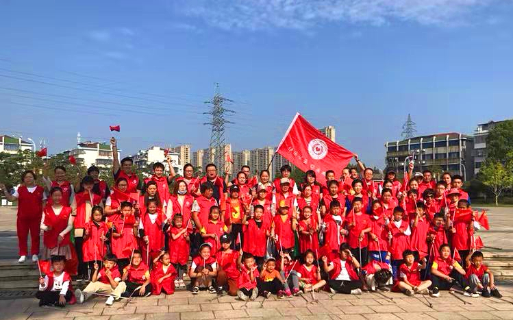 向祖國獻(xiàn)禮,， 余姚市快樂公益志愿者在臺風(fēng)后清理垃圾