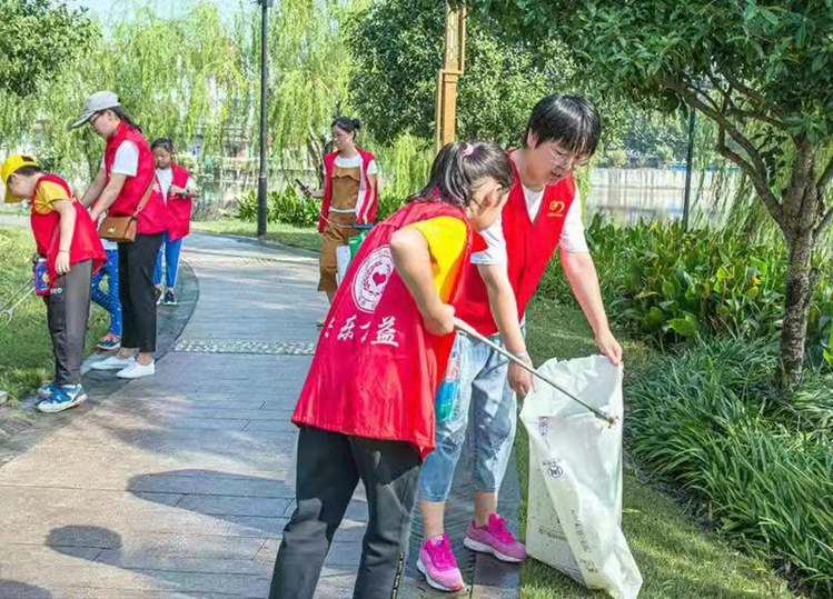 向祖國獻(xiàn)禮， 余姚市快樂公益志愿者在臺風(fēng)后清理垃圾