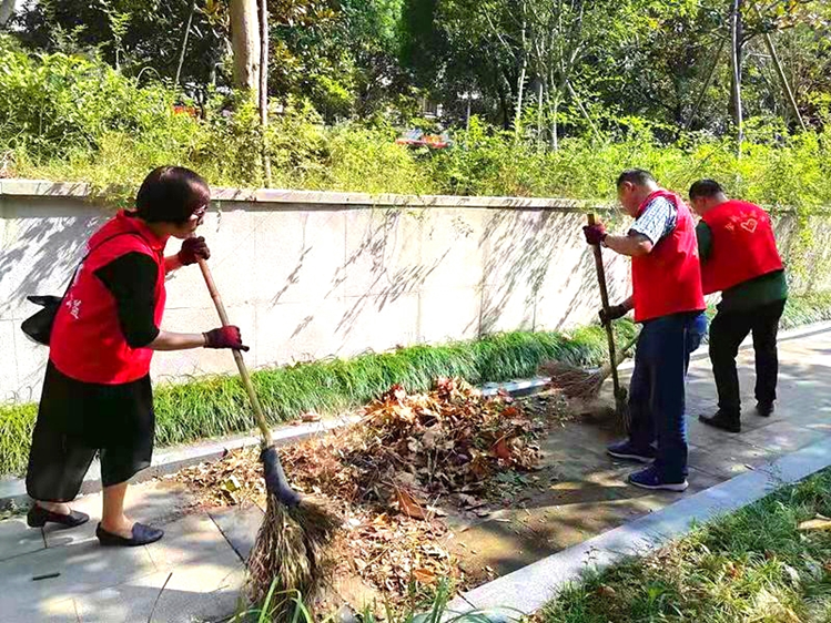 向祖國獻(xiàn)禮， 余姚市快樂公益志愿者在臺風(fēng)后清理垃圾