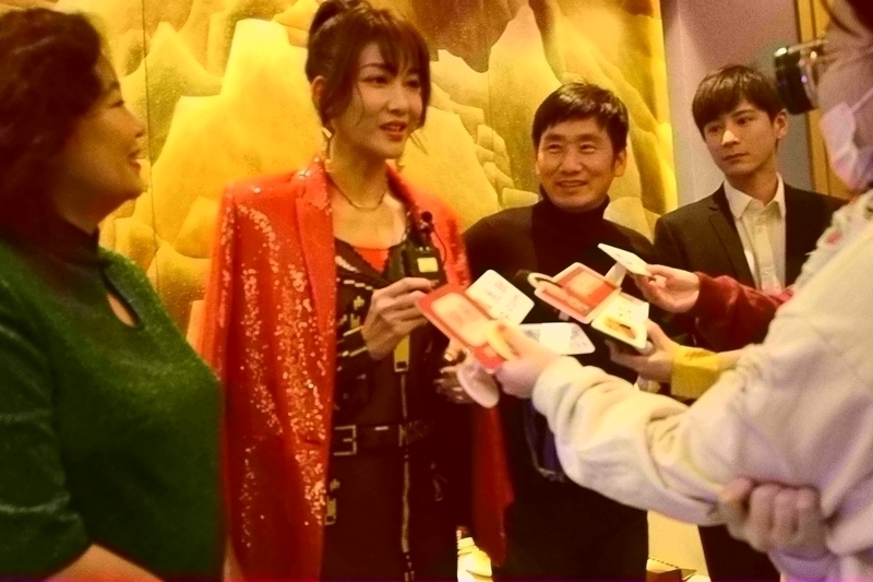 《站??！小偷》劇組亮相金雞百花 鄭云攜主創(chuàng)勁歌熱舞歡樂開場
