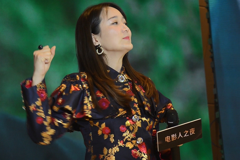 《站住,！小偷》劇組亮相金雞百花 鄭云攜主創(chuàng)勁歌熱舞歡樂開場
