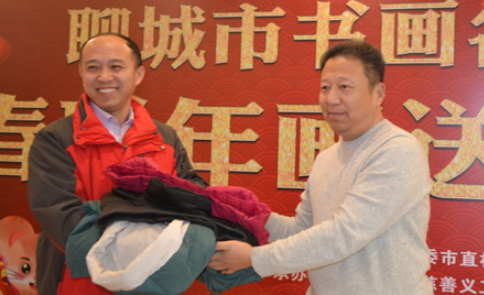 山東聊城市直書畫家協(xié)會(huì)在萬(wàn)恒眼科聯(lián)合舉辦“新春送祝?!被顒?dòng)