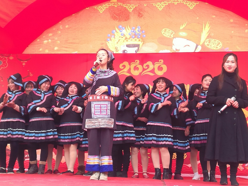 湖南洞口大屋瑤族鄉(xiāng) 扶貧安置點400多名群眾住新房鬧新春