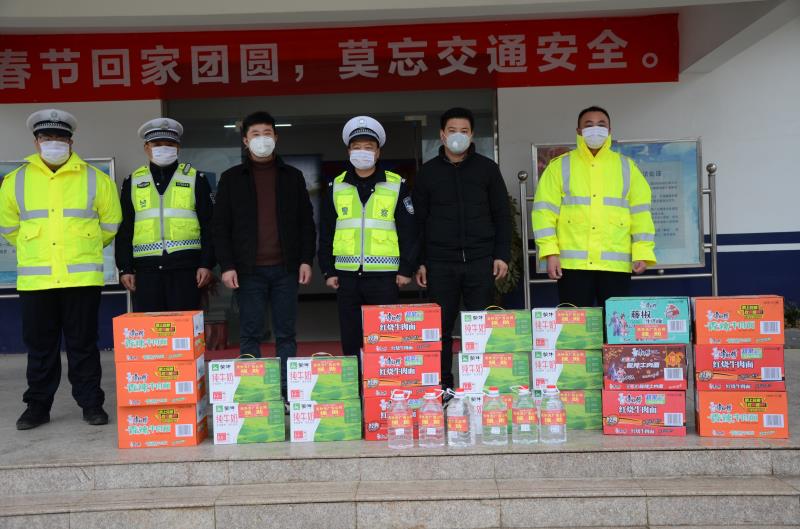 同心同德,、阻擊疫情—潁上縣天外天廣告裝飾公司為疫情防控一線捐贈(zèng)愛心物資