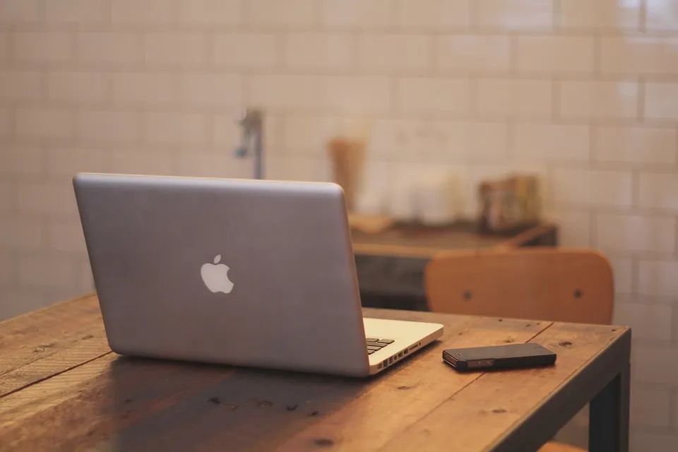 我是一名網(wǎng)絡爽文作者,，在套路和流量的夾縫中生存