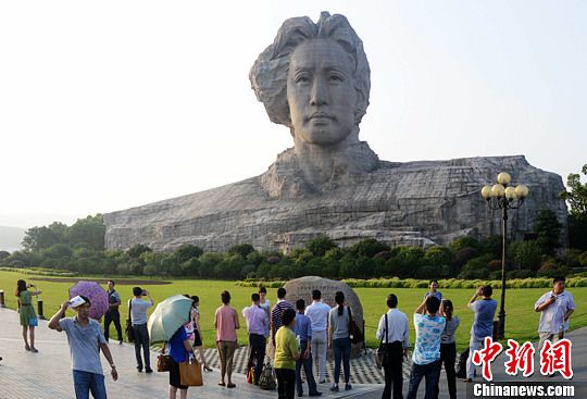 從您的雕像前走過