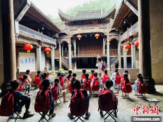 孩子暑期去哪兒？“行萬(wàn)里路”正在改變家長(zhǎng)育子觀