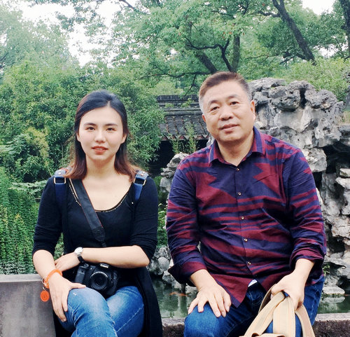 安陽(yáng)：楊明學(xué)攜女兒楊菲拿起畫(huà)筆以“藝”抗疫