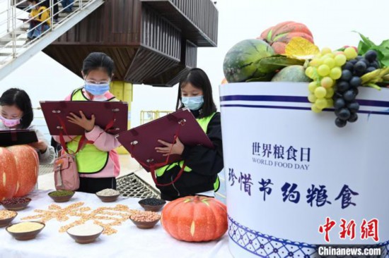 小學(xué)生們正在戶外進(jìn)行繪畫。 陳超 攝