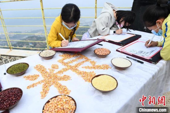 小學(xué)生們正在戶外進(jìn)行繪畫,。 陳超 攝