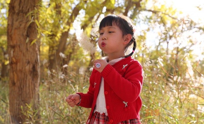 醉美童聲 唱響星辰大?！鮼喥脚畠黑w蕓熙演唱《摘星星的媽媽回來了》