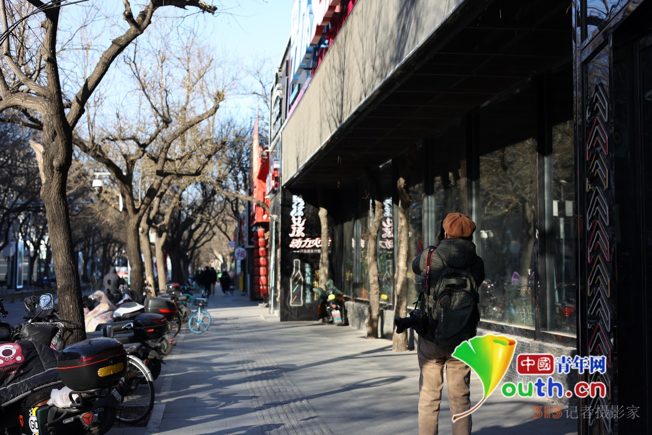 探訪三里屯酒吧街：被限期騰退的最后一天,，市民拍照留念