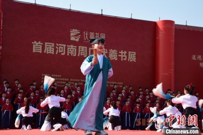圖為學(xué)生們?cè)陂_幕式上誦讀經(jīng)典。 梁照曾 攝