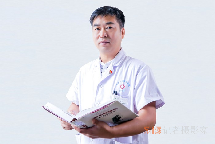 工貴其久業(yè)貴其?！ご筢t(yī)精誠(chéng)行醫(yī)為民——鄭州市頸肩腰腿痛醫(yī)院黨支部副書記,、業(yè)務(wù)副院長(zhǎng)邵東浩