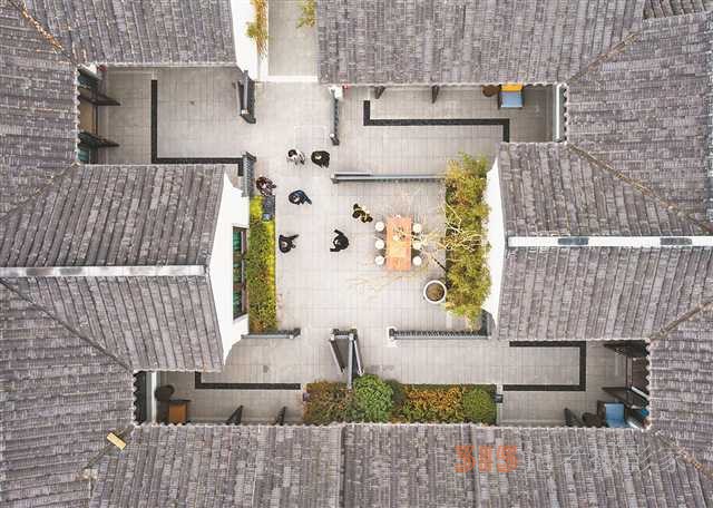 四川省成都市溫江區(qū)岷江村的岷江書院,。當(dāng)?shù)夭捎谩昂献魃?農(nóng)戶+公司”等模式發(fā)展民宿等鄉(xiāng)村旅游項(xiàng)目,。（無人機(jī)照片）（新華社發(fā)）