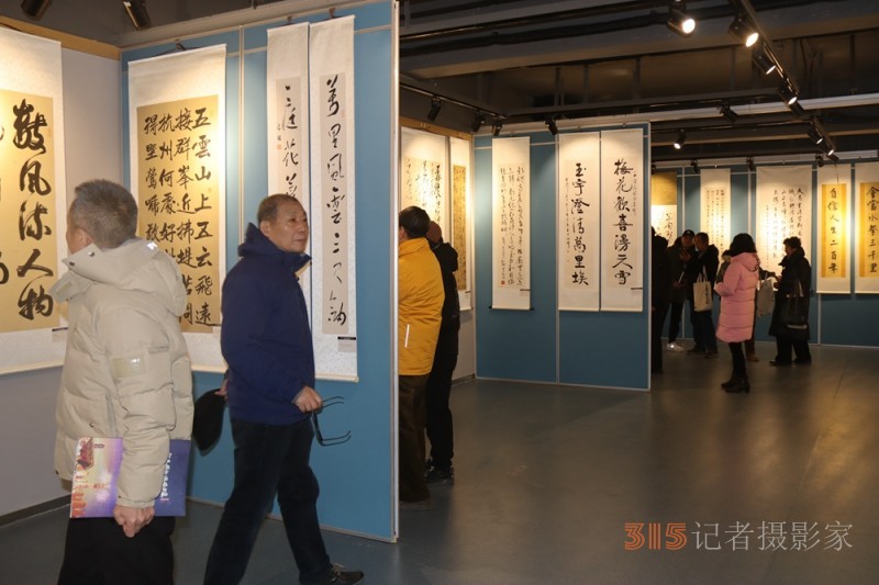 “緬懷領(lǐng)袖,， 砥礪前進(jìn)”——紀(jì)念毛澤東同志誕辰130周年書(shū)法篆刻名家作品邀請(qǐng)展在上海中國(guó)書(shū)法院揭幕