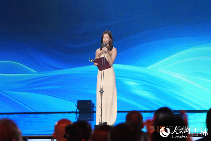 青年演員李庚希獲最佳女演員獎,。人民網(wǎng)記者 李洋攝